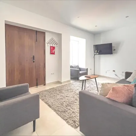 Modern Townhouse & Jacuzzi Silhouse