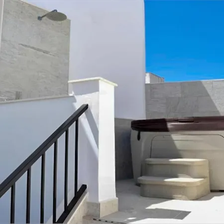 Сasa de vacaciones Modern Townhouse & Jacuzzi Silhouse *